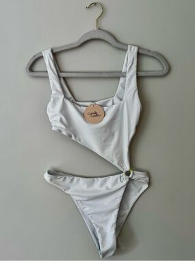 NWT Revolve Camila Coelho Risa Cut Out One Piece Swimsuit, White – XS